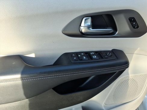 Certified 2023 Chrysler Pacifica Touring-L image 6