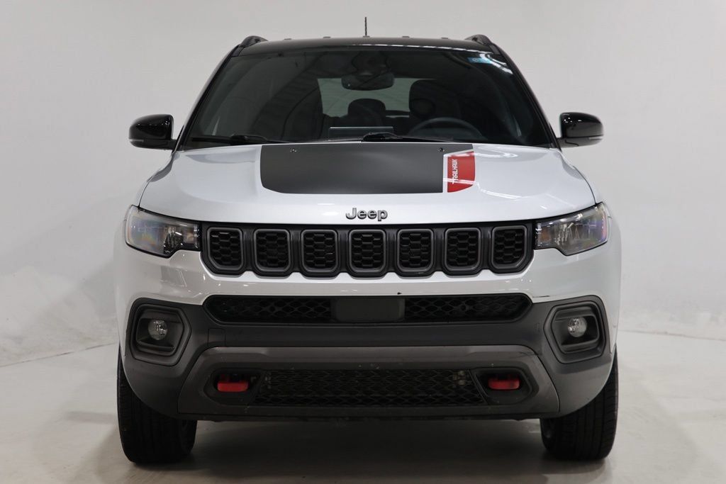 Used 2025 Jeep Compass Trailhawk AWD/4WD image 2