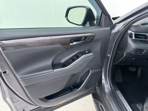 Used 2022 Toyota Highlander Limited image 21