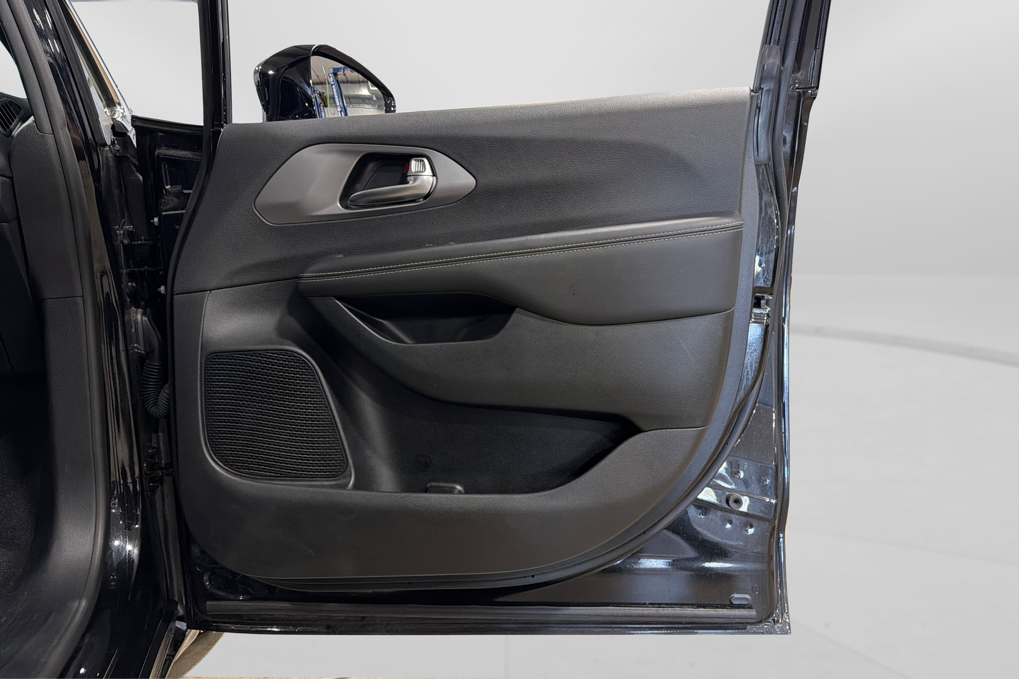 Used 2026 Chrysler Pacifica Select FWD image 39
