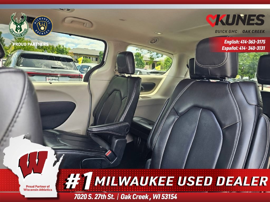 Used 2023 Chrysler Pacifica Touring-L FWD image 11