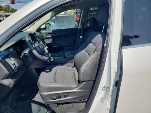 New 2025 Nissan Pathfinder SV w/ Black Appearance Package image 11