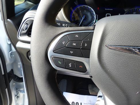 Used 2026 Chrysler Pacifica Select FWD image 25