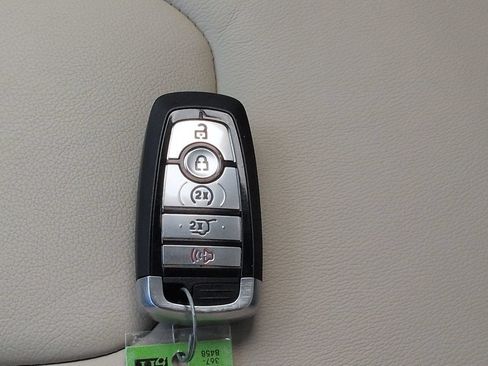Used 2020 Ford Edge Titanium FWD image 28