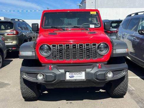 Used 2025 Jeep Wrangler Unlimited Rubicon AWD/4WD image 3