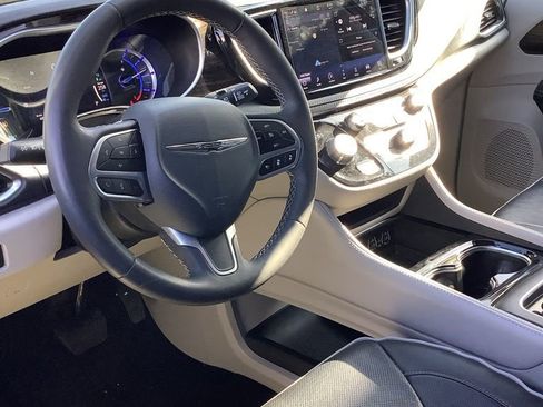 Used 2023 Chrysler Pacifica Limited FWD image 2