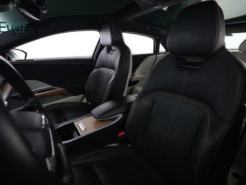 Used 2023 Lucid Air Grand Touring image 4