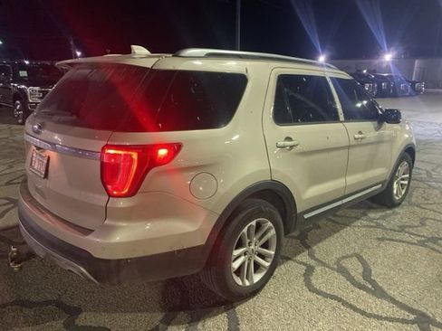 Used 2017 Ford Explorer XLT w/ Equipment Group 202A image 6