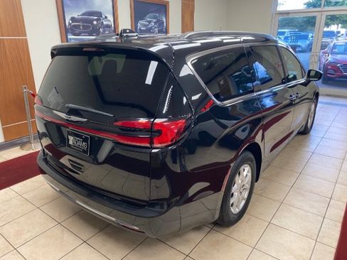 Used 2022 Chrysler Pacifica Touring-L FWD image 5