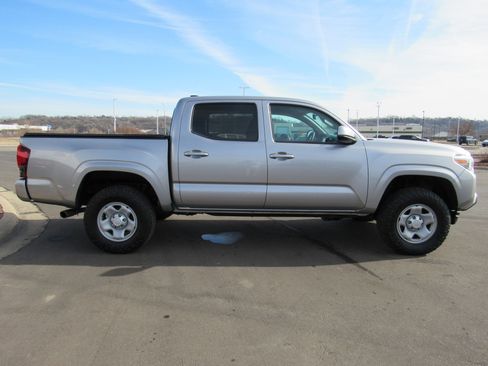 Used 2020 Toyota Tacoma SR image 5