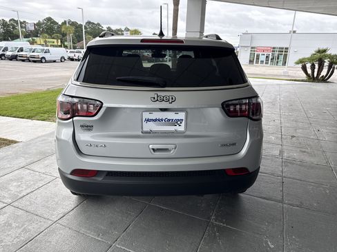 Used 2025 Jeep Compass Latitude AWD/4WD image 11