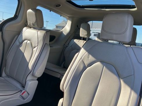 Used 2020 Chrysler Pacifica Limited FWD image 9