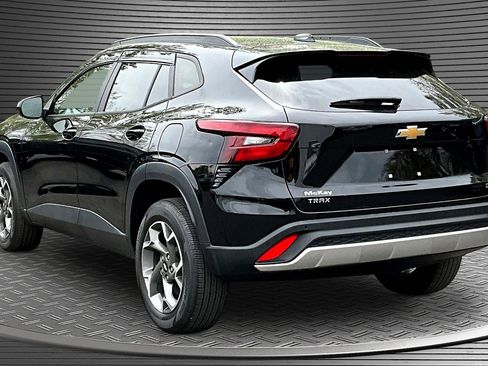 Used 2024 Chevrolet Trax LT w/ Driver Confidence Package FWD image 4