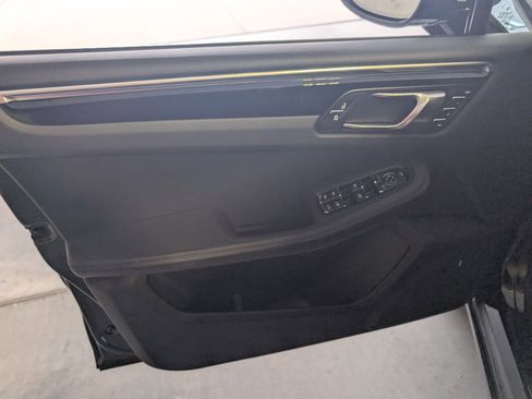 Used 2025 Porsche Macan image 28