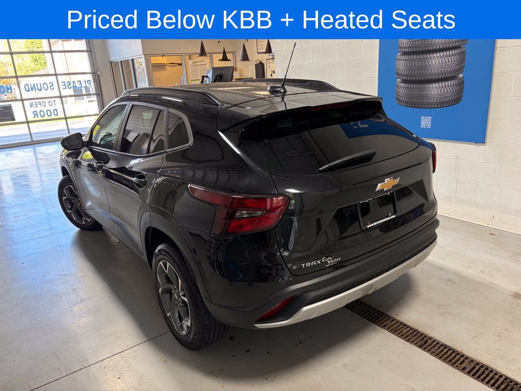 Used 2024 Chevrolet Trax LT w/ LT Convenience Package FWD image 5