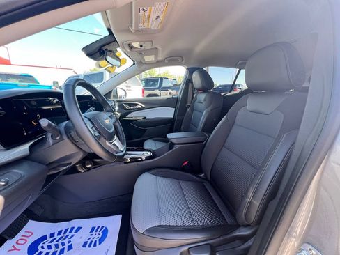 Used 2025 Chevrolet Trax LT w/ LT Convenience Package FWD image 17