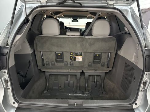 Used 2019 Toyota Sienna XLE FWD image 36