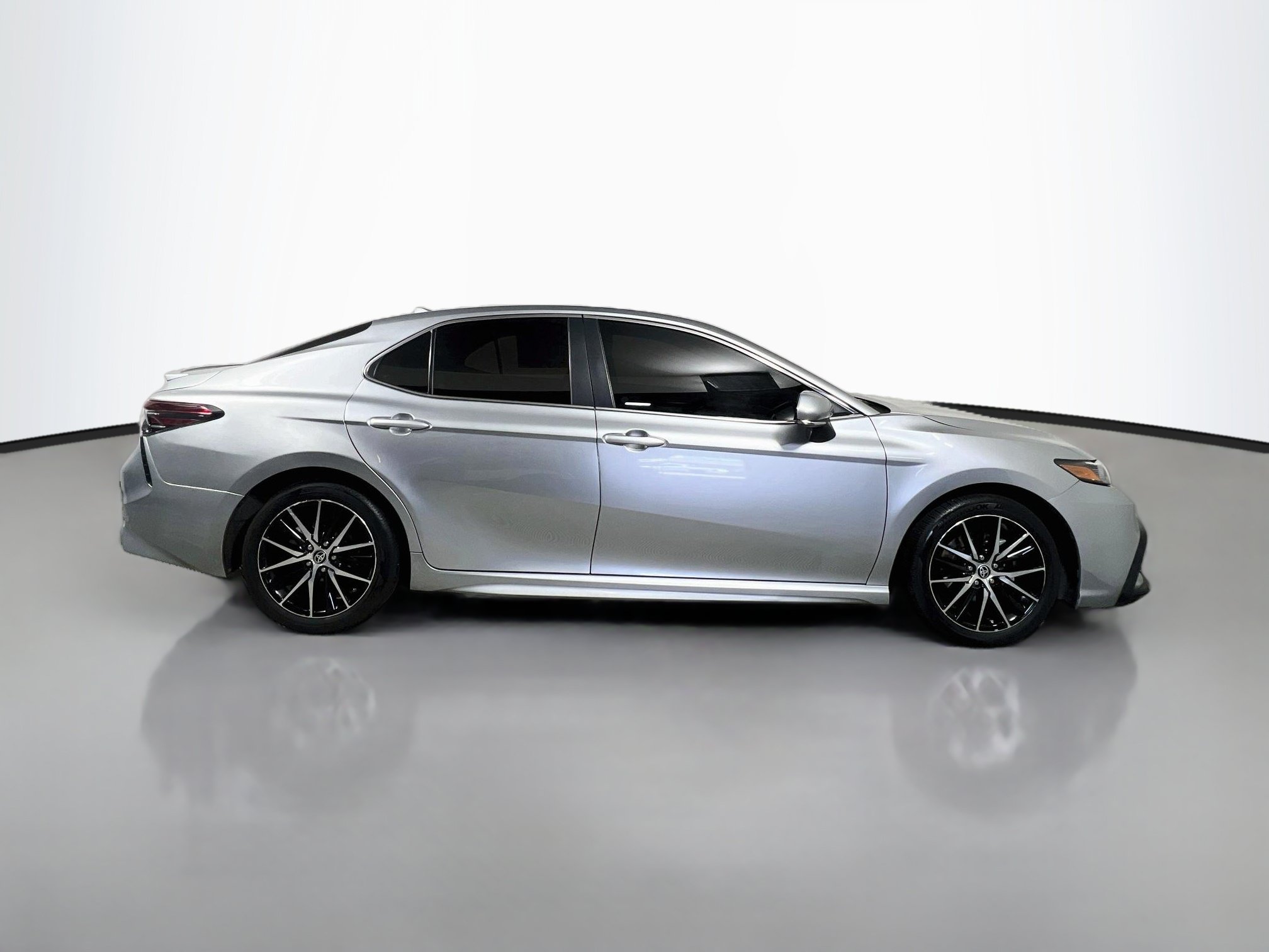 Used 2024 Toyota Camry SE FWD image 3