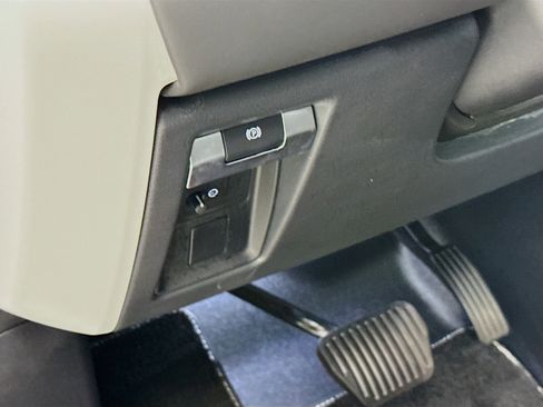 Used 2025 Land Rover Defender 110 X-Dynamic SE image 10