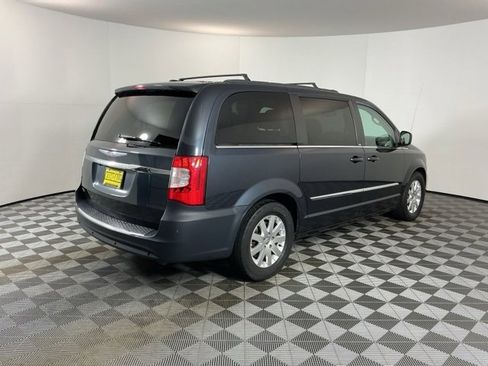 Used 2013 Chrysler Town & Country Touring image 5