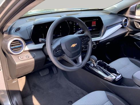 Used 2025 Chevrolet Trax LT FWD image 18