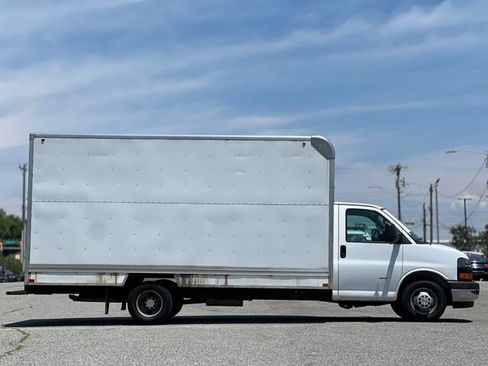 Used 2019 Chevrolet Express 3500 Extended w/ Power Convenience Package RWD image 4