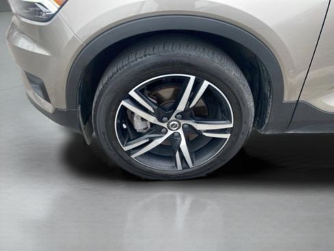 Used 2022 Volvo XC40 T4 R-Design w/ Climate Package image 11