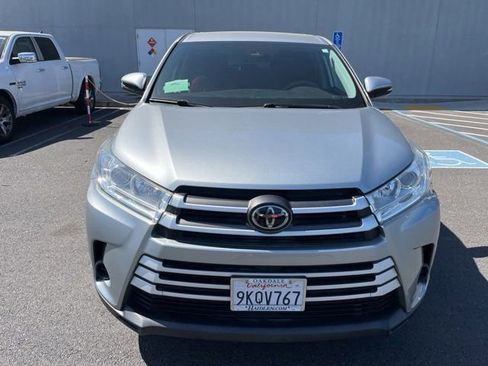 Used 2019 Toyota Highlander LE AWD/4WD image 2