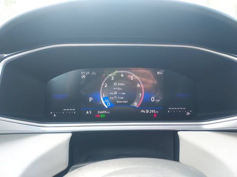 Certified 2025 Volkswagen Taos SE AWD/4WD image 13