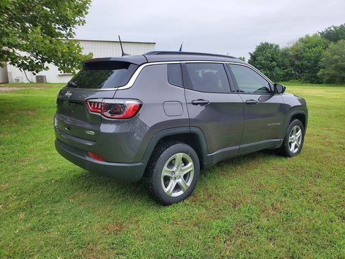Used 2024 Jeep Compass Latitude w/ Convenience Group AWD/4WD image 5