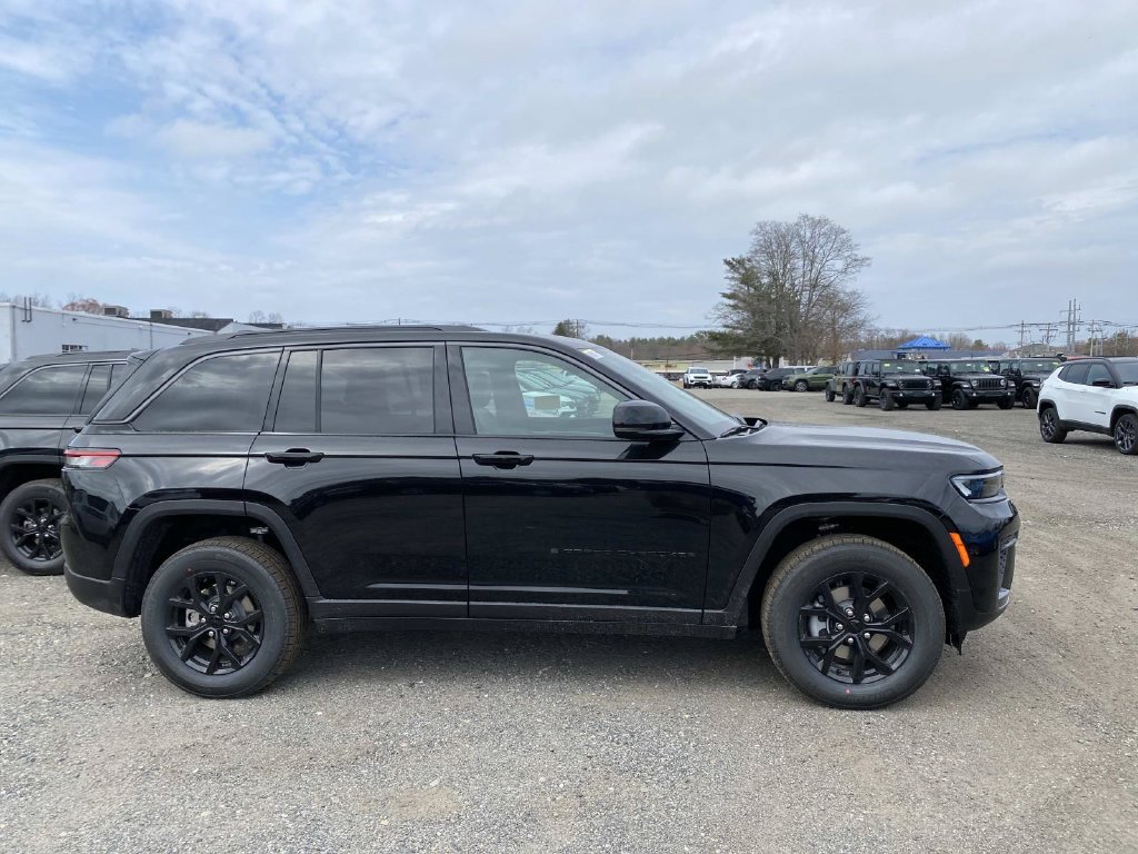 New 2026 Jeep Grand Cherokee Altitude AWD/4WD image 2