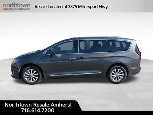 Used 2018 Chrysler Pacifica Touring-L image 2