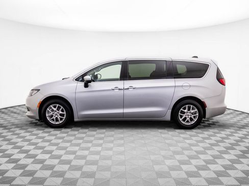 Used 2023 Chrysler Voyager LX image 2
