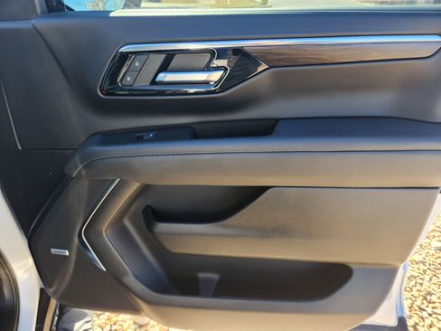 Used 2025 Chevrolet Suburban Z71 w/ Z71 Off-Road Package image 14