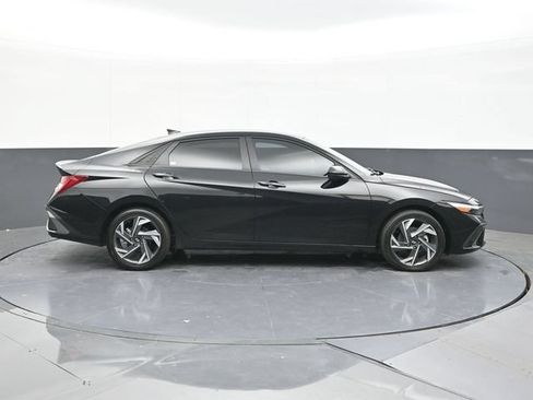 Used 2025 Hyundai Elantra SEL FWD image 17