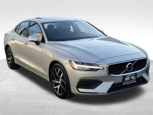 Used 2020 Volvo S60 T5 Momentum image 3