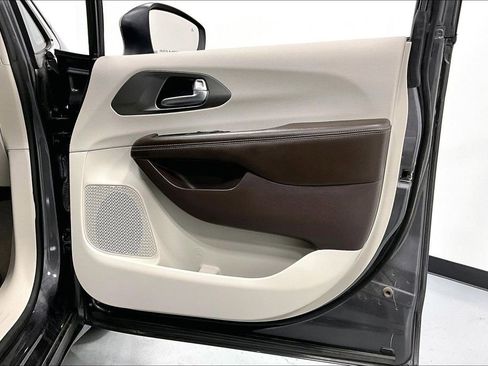 Used 2021 Chrysler Voyager LX FWD image 22