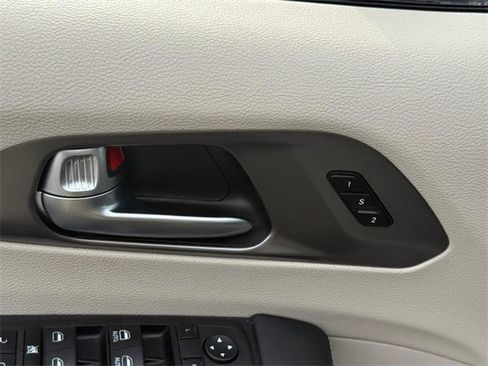 Used 2023 Chrysler Pacifica Touring-L image 17