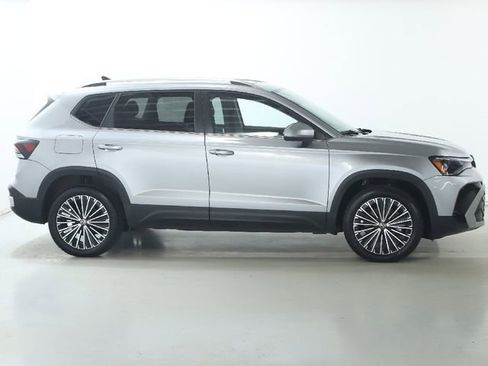 Used 2025 Volkswagen Taos SE image 11