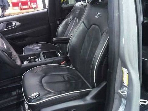 Used 2025 Chrysler Pacifica Limited image 10