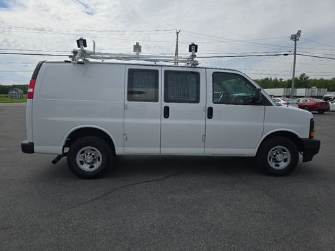 Used 2017 Chevrolet Express 2500 RWD image 5