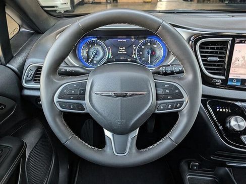 Used 2025 Chrysler Pacifica Select FWD image 19
