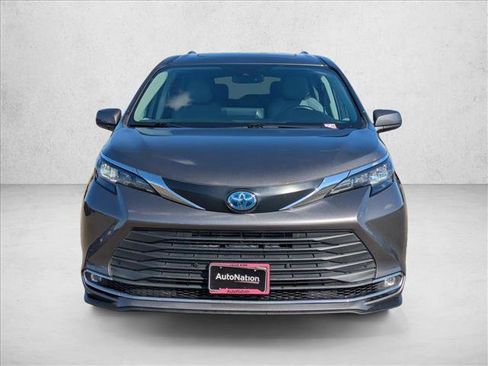 Used 2024 Toyota Sienna XLE image 2
