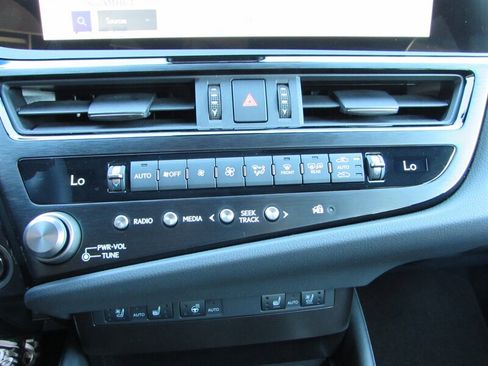 Used 2025 Lexus ES 300h w/ Premium Package FWD image 16