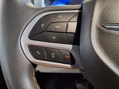 Used 2022 Chrysler Pacifica Touring-L w/ Uconnect Theater Family Group FWD image 25