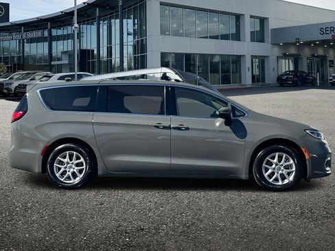 Used 2023 Chrysler Pacifica Touring-L image 3