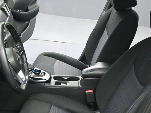 Used 2019 Nissan Leaf SV w/ SV Technology Package image 18
