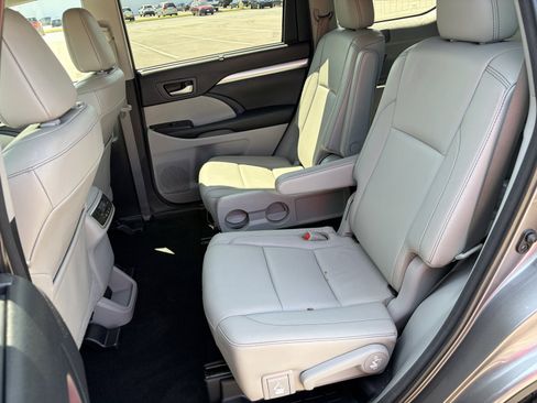 Used 2017 Toyota Highlander XLE AWD/4WD image 9