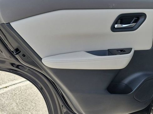 Used 2025 Nissan Rogue SV FWD image 18