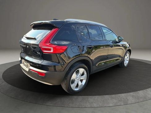 Used 2022 Volvo XC40 T4 Momentum FWD image 5